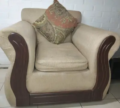 Juego sillones beige con detalles de madera - miniatura 1