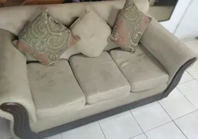 Juego sillones beige con detalles de madera - miniatura 2