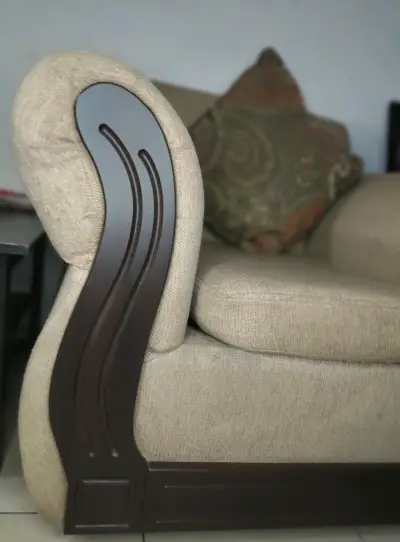 Juego sillones beige con detalles de madera - miniatura 3