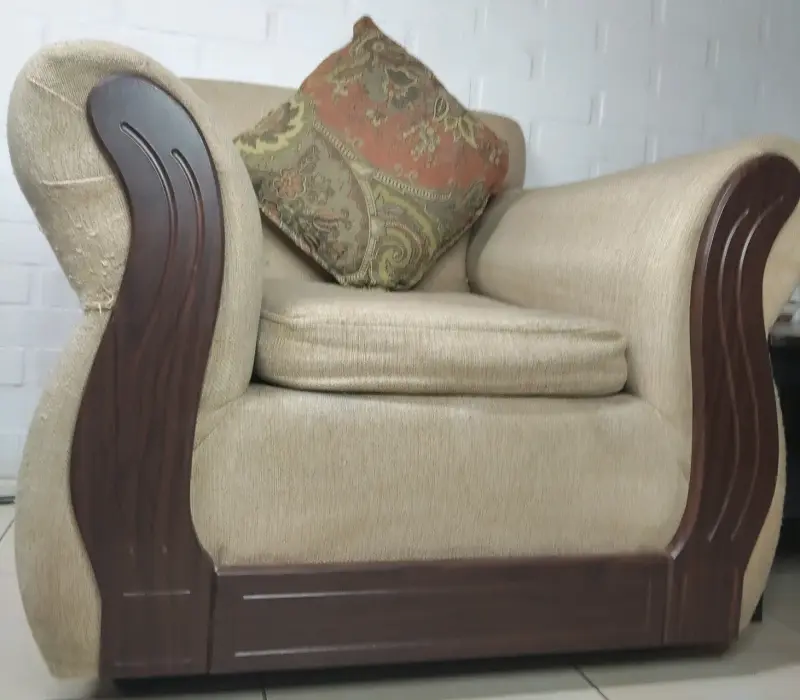 Juego sillones beige con detalles de madera - 5