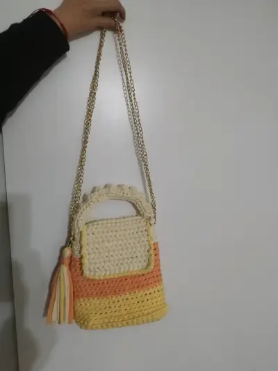 Bolso tejido a mano con cadena dorada - miniatura 2