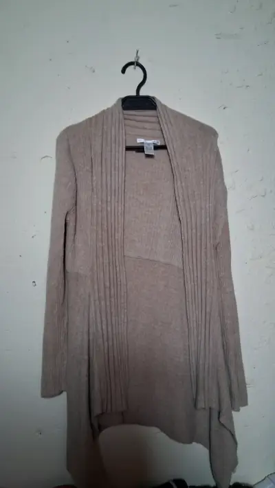 Cardigan de lana beige para mujer - miniatura 1