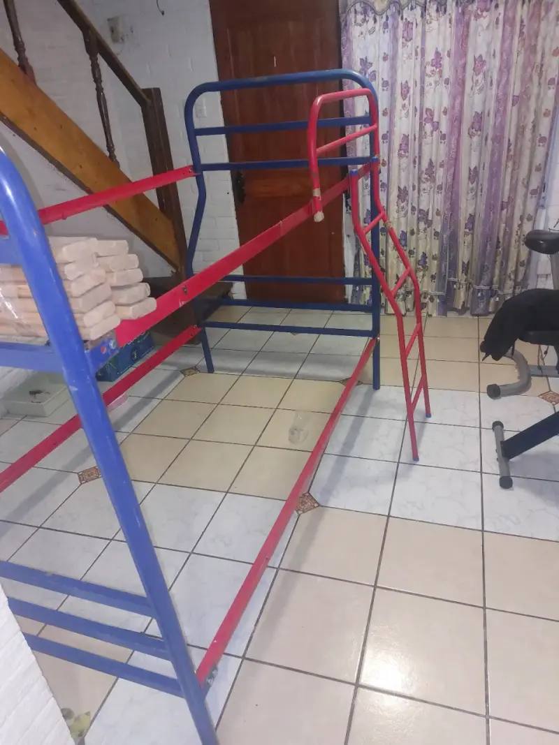 Estructura camarote metálica azul y roja - 3
