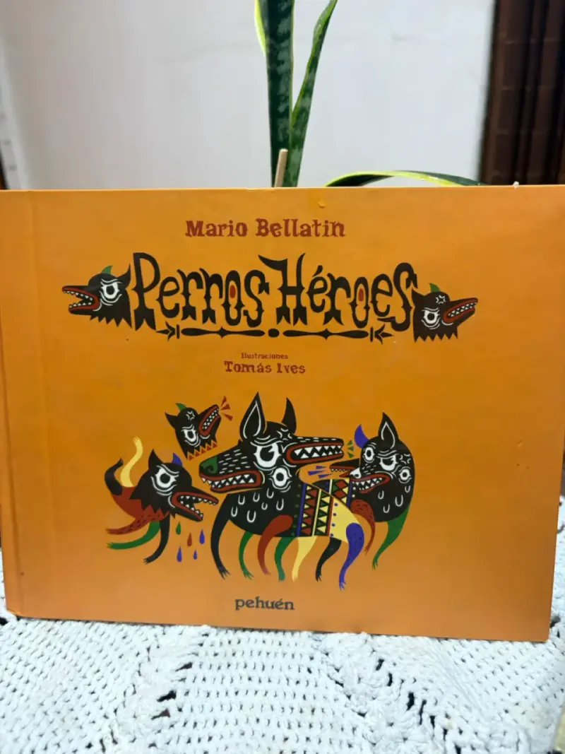 Libro 'Perros Héroes' de Mario Bellatin