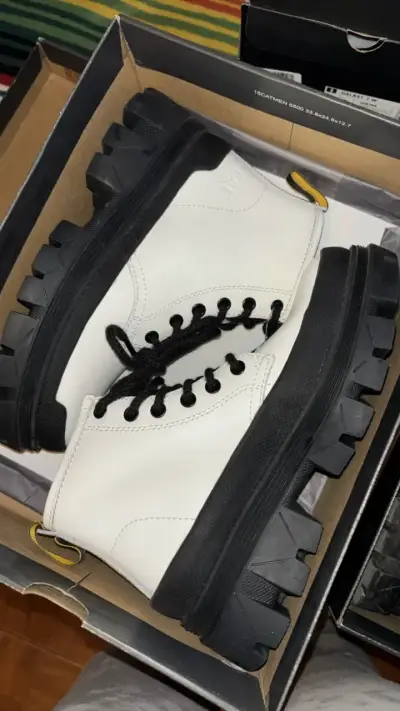 Botas blancas CAT de cuero con suela gruesa - miniatura 1