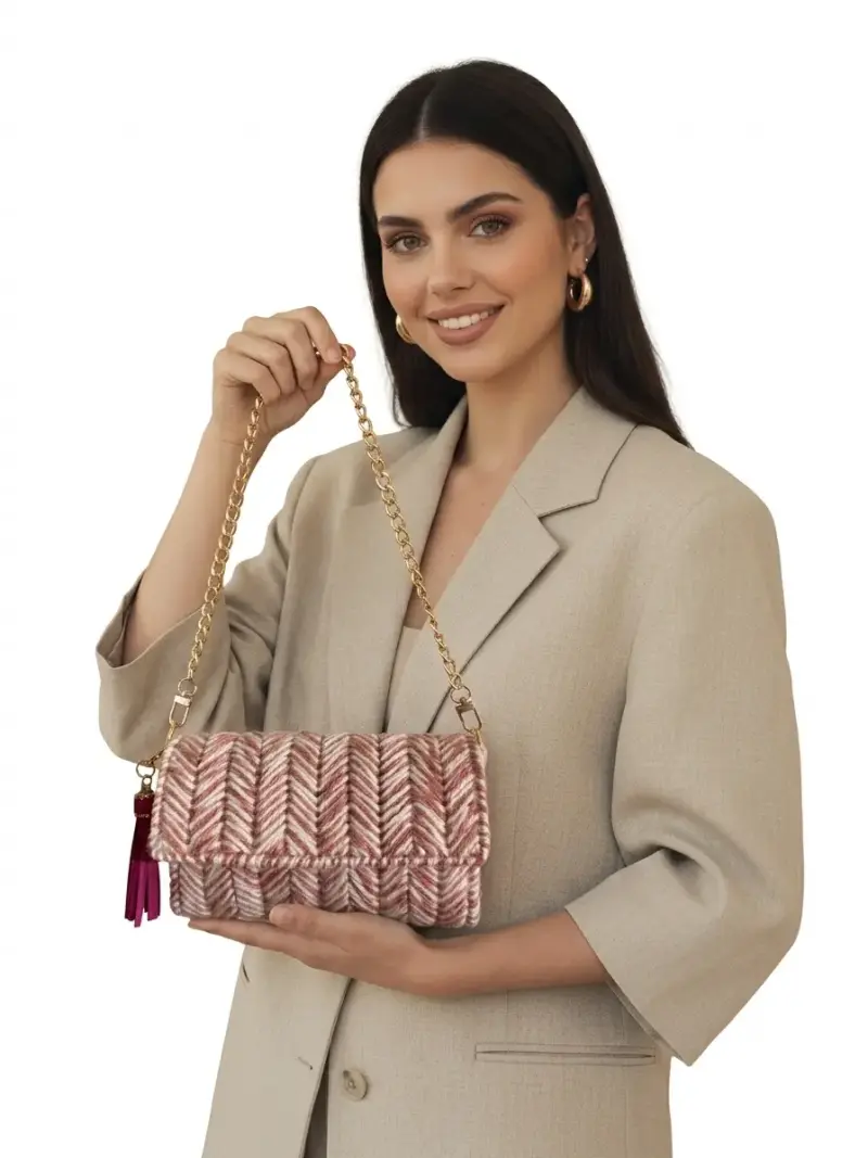 Cartera de mano tejida con cadena dorada - 1