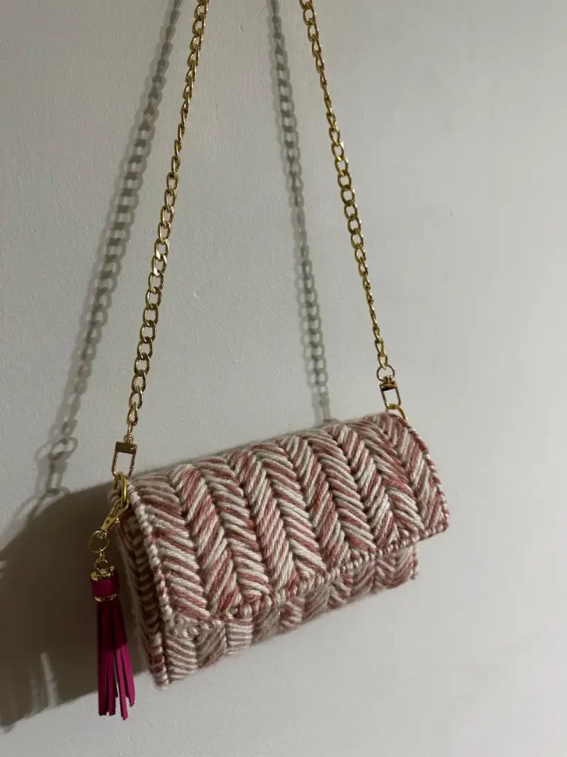 Cartera de mano tejida con cadena dorada - 2
