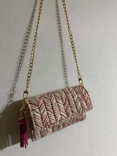Cartera de mano tejida con cadena dorada - miniatura 2
