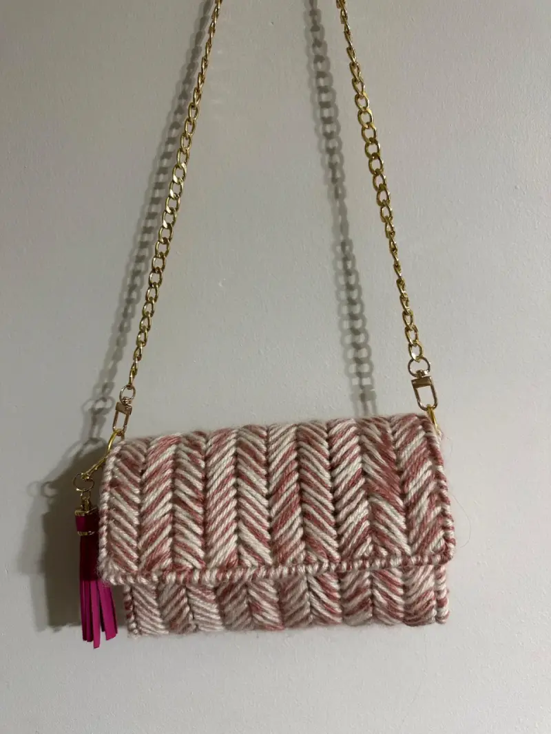 Cartera de mano tejida con cadena dorada - 3