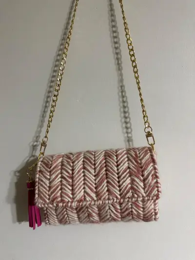 Cartera de mano tejida con cadena dorada - miniatura 3