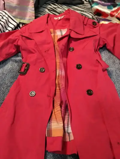 Abrigo rojo de mujer con cinturón - miniatura 1