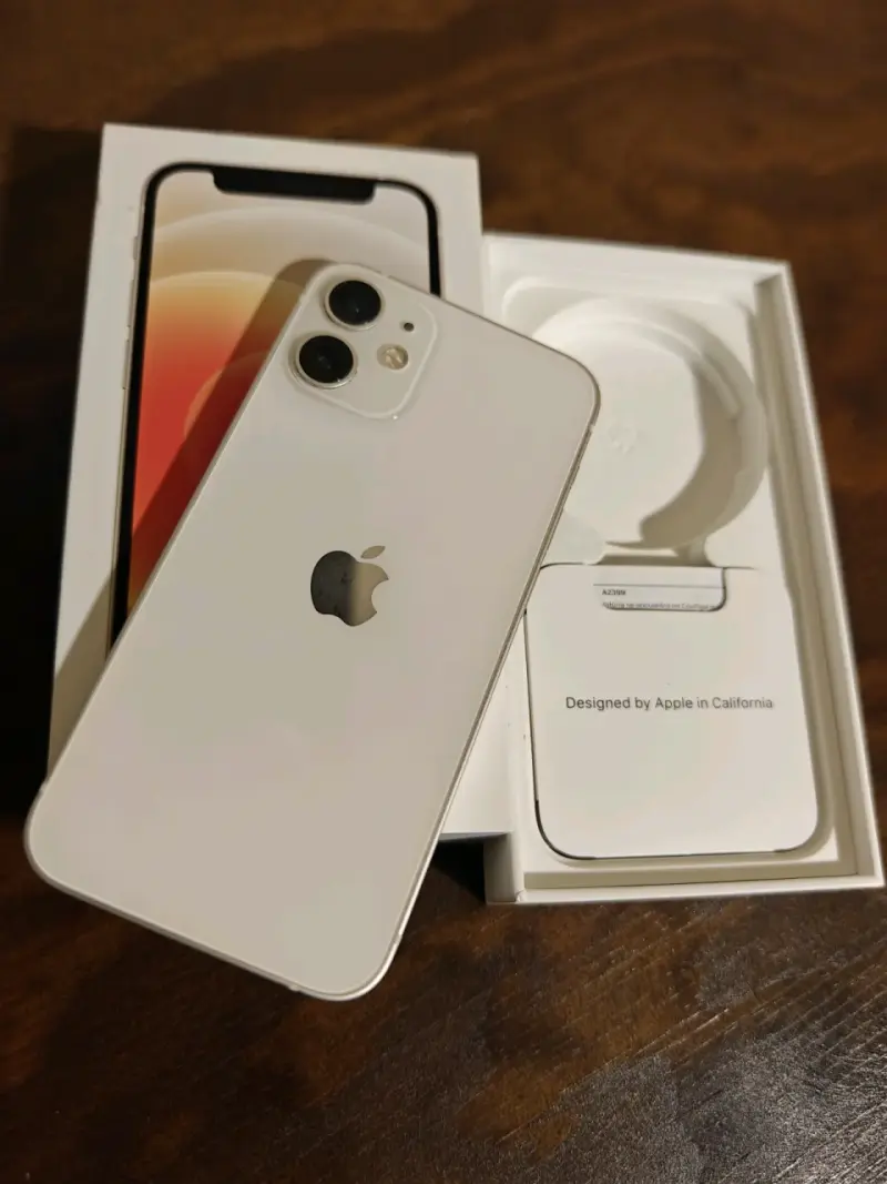 iPhone 12 Mini blanco en excelente estado - 1