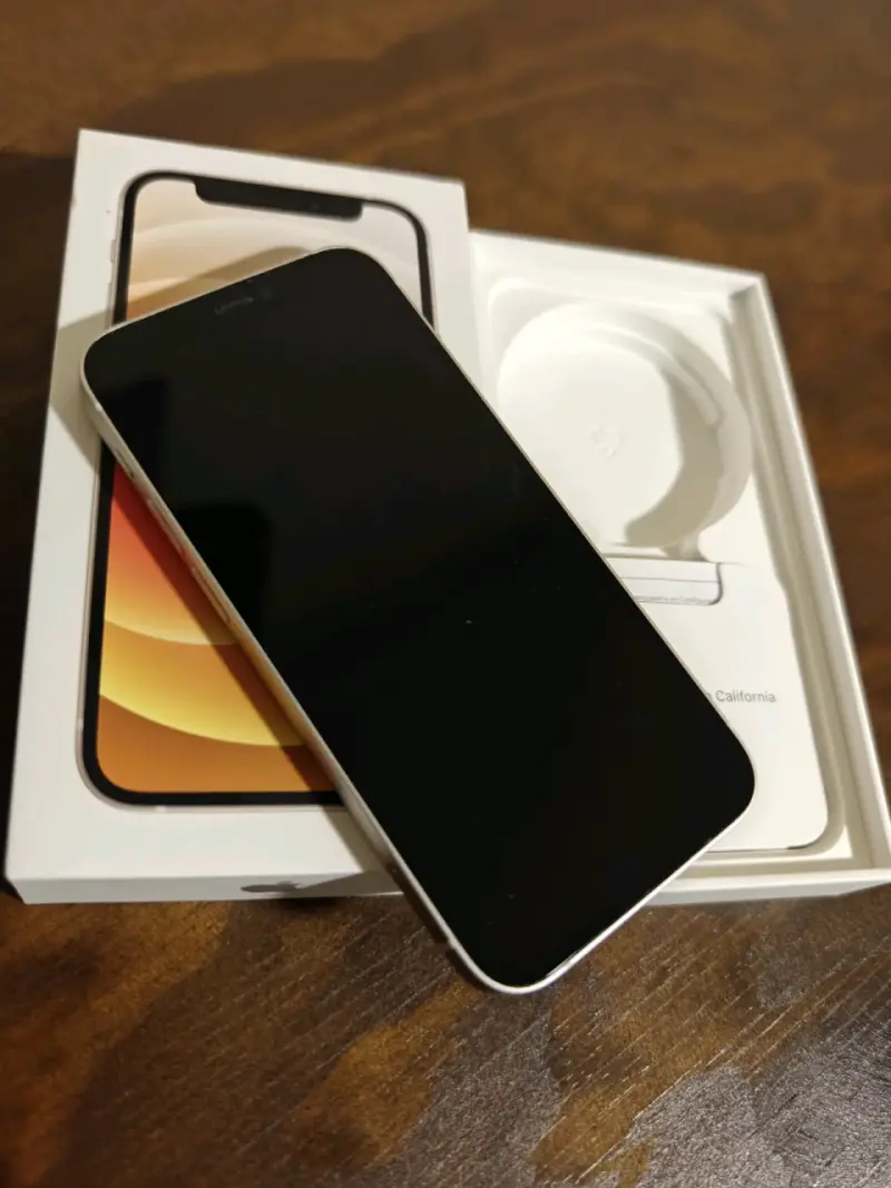 iPhone 12 Mini blanco en excelente estado - 2