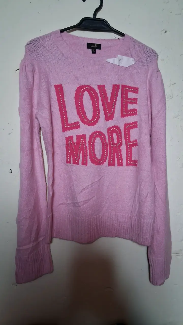 Suéter rosa con diseño 'Love More' - 1