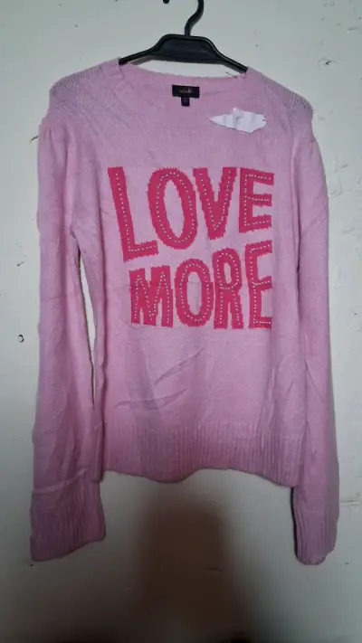 Suéter rosa con diseño 'Love More' - miniatura 1