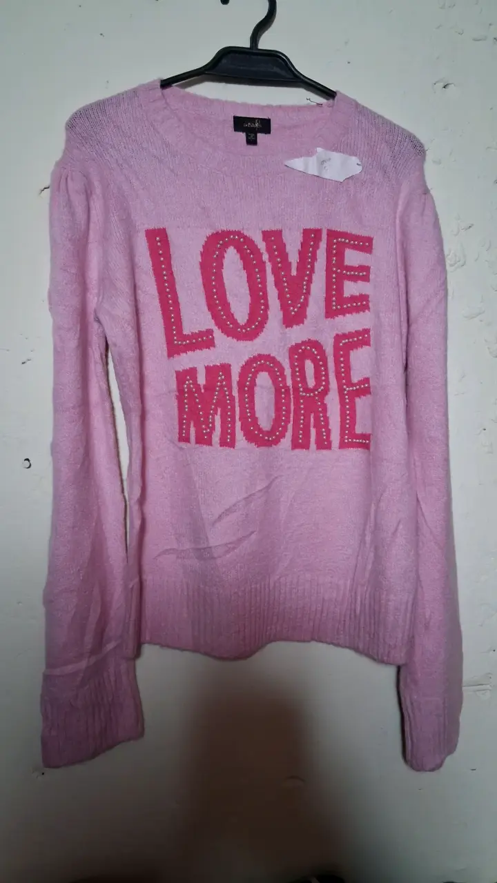 Suéter rosa con diseño 'Love More' - 2