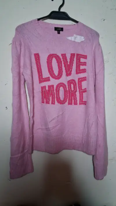 Suéter rosa con diseño 'Love More' - miniatura 2