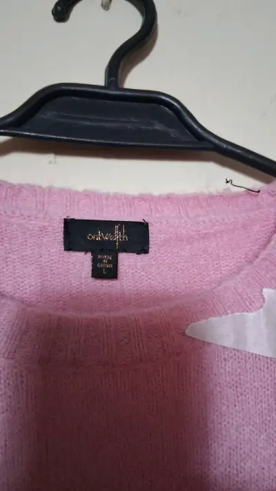 Suéter rosa con diseño 'Love More' - miniatura 4