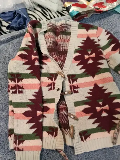 Cardigan étnico de lana con botones de madera - miniatura 1