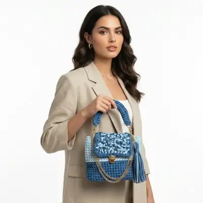 Cartera de crochet azul con cadena dorada - miniatura 1