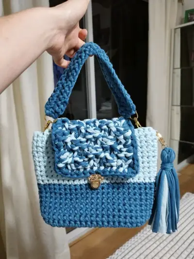 Cartera de crochet azul con cadena dorada - miniatura 2