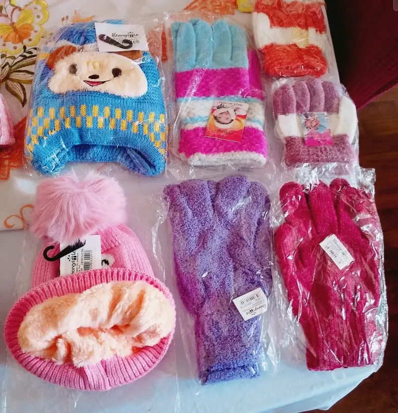 gorros y guantes infantiles coloridos