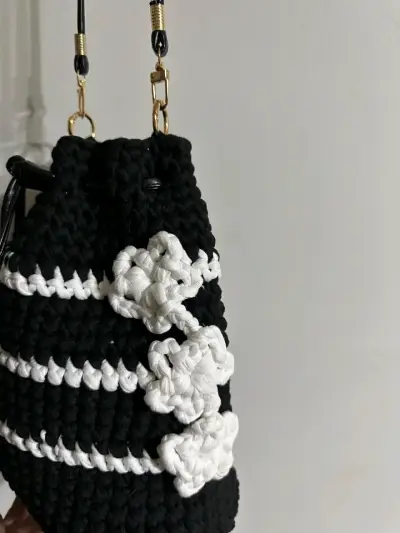 Bolso de crochet blanco y negro elegante - miniatura 2