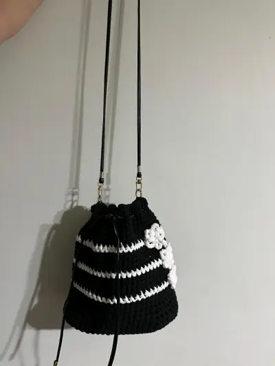 Bolso de crochet blanco y negro elegante - miniatura 3