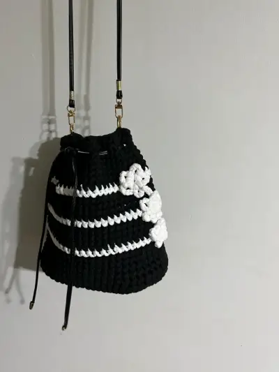 Bolso de crochet blanco y negro elegante - miniatura 4