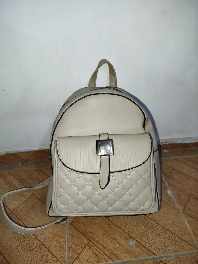 Mochila beige con diseño acolchado - 1