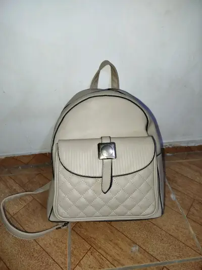 Mochila beige con diseño acolchado - miniatura 1