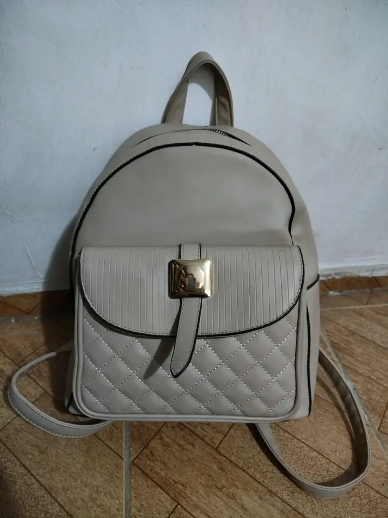 Mochila beige con diseño acolchado - 2