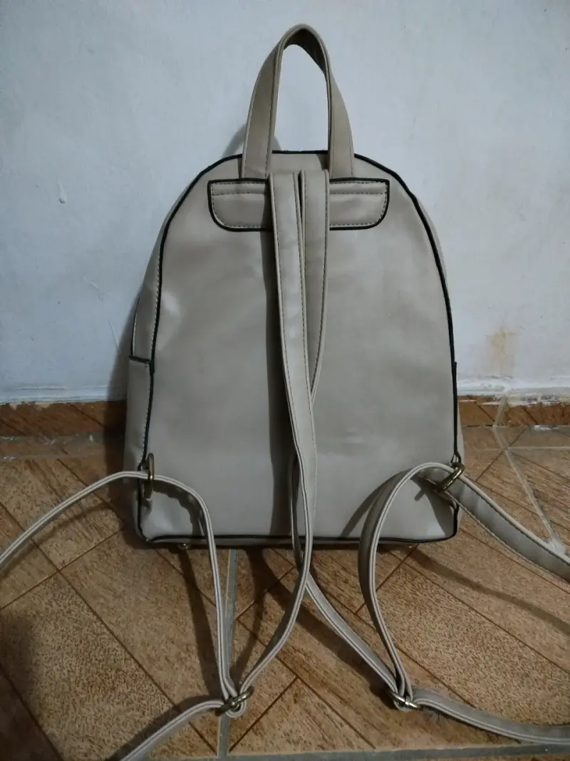 Mochila beige con diseño acolchado - 3