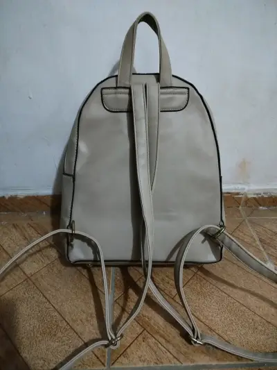 Mochila beige con diseño acolchado - miniatura 3