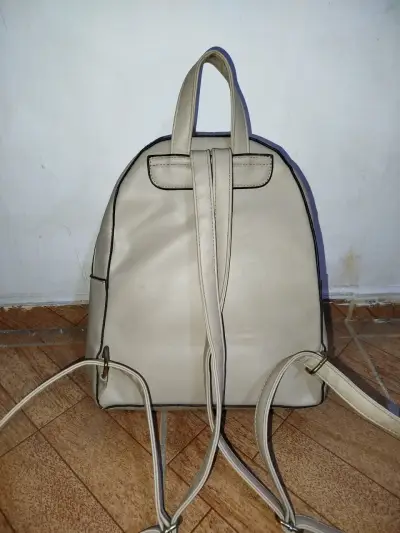 Mochila beige con diseño acolchado - miniatura 4