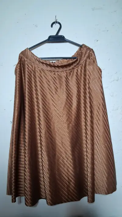 Falda larga marrón con textura elegante - miniatura 1