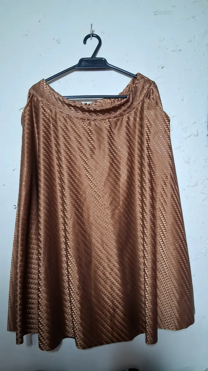 Falda larga marrón con textura elegante - 2