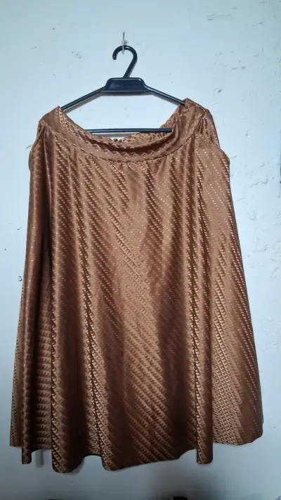Falda larga marrón con textura elegante - miniatura 2