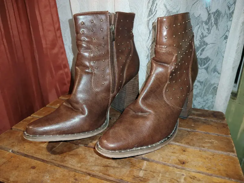 Botines de cuero marrón con tachas - 1