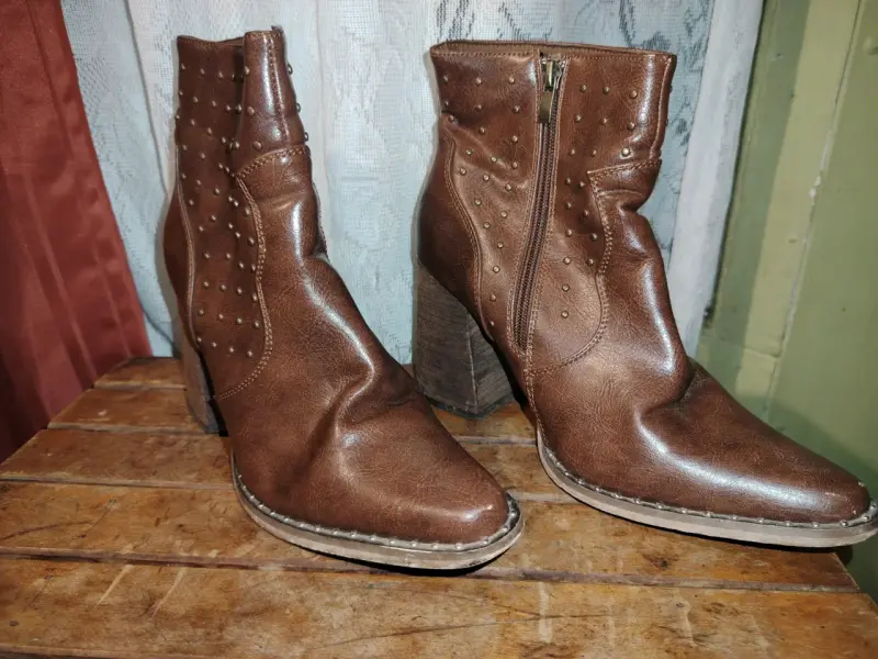 Botines de cuero marrón con tachas - 2