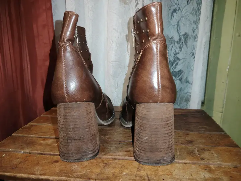 Botines de cuero marrón con tachas - 3