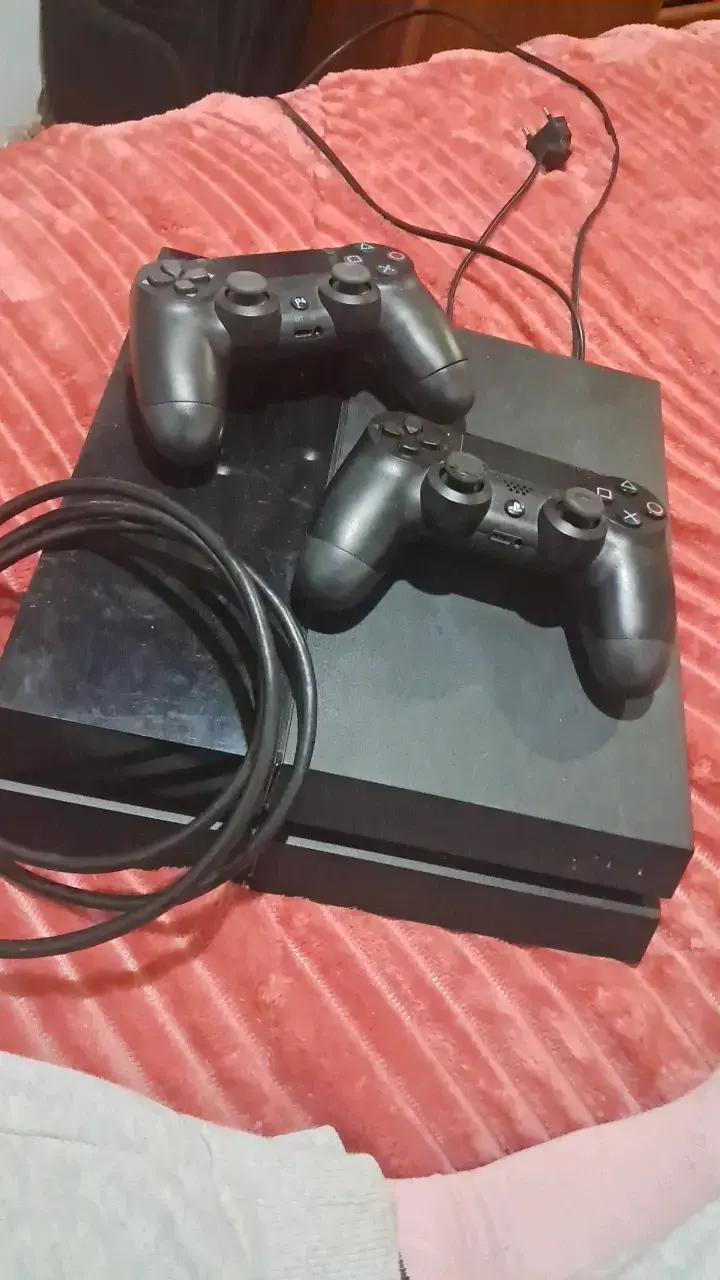 Consola PlayStation 4 con dos controles - 1