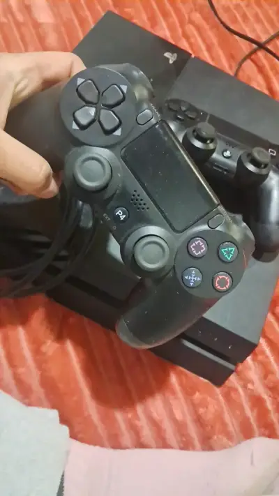 Consola PlayStation 4 con dos controles - miniatura 3