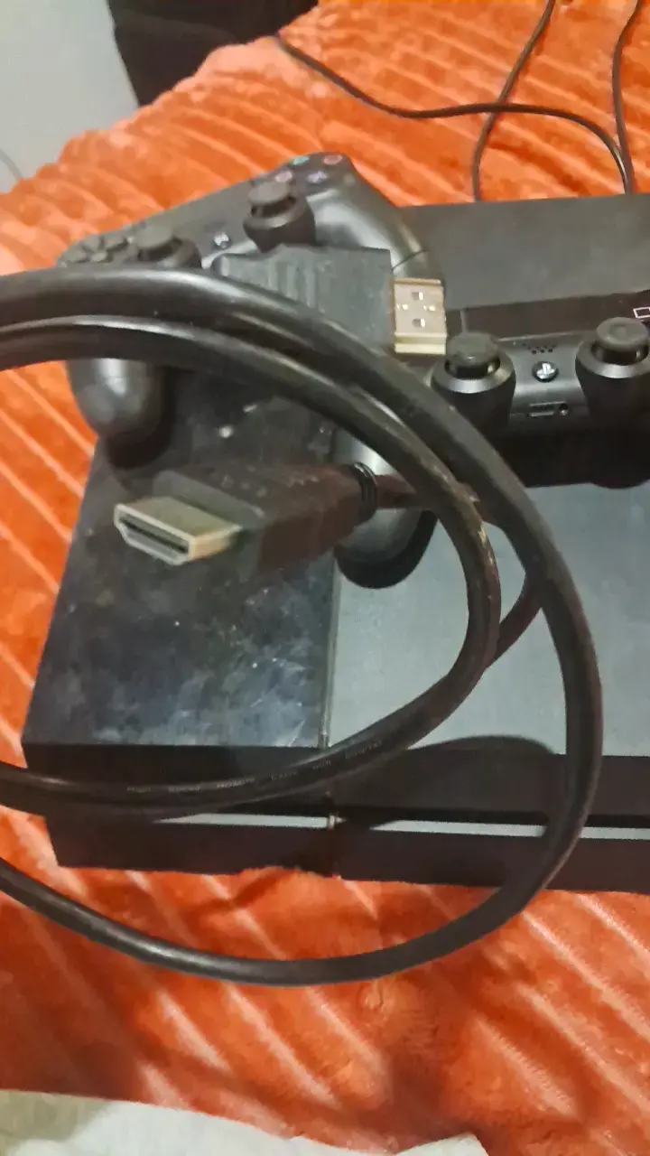 Consola PlayStation 4 con dos controles - 4