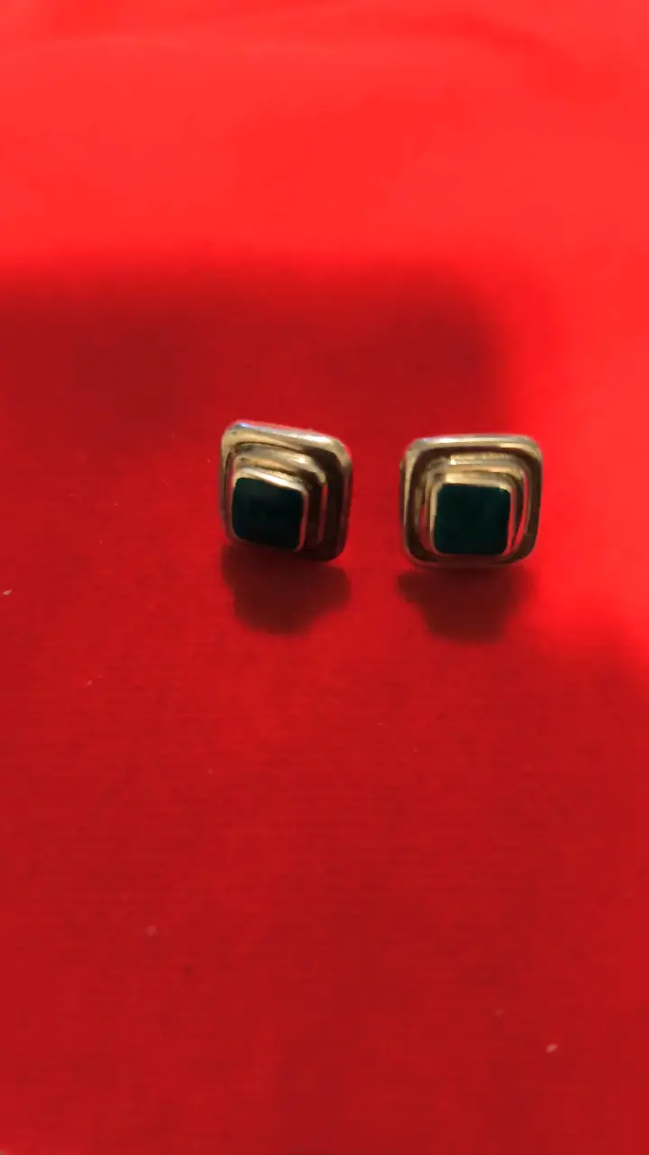 Elegantes aros cuadrados dorados con piedra negra