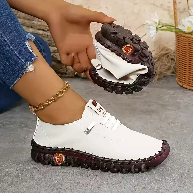 Zapatillas blancas casuales con diseño moderno - 2