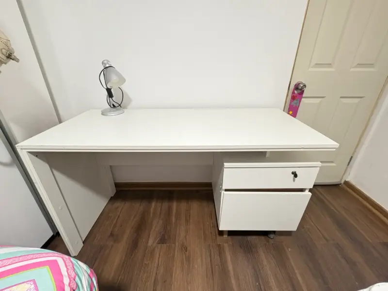 Escritorio blanco con cajonera integrada