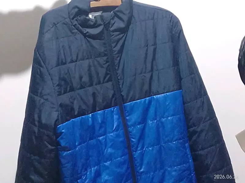 Chaqueta acolchada bicolor azul y negra - 1