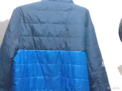 Chaqueta acolchada bicolor azul y negra - miniatura 2