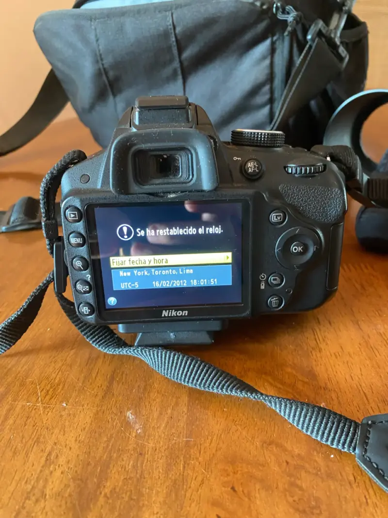 Cámara Nikon DSLR con bolsa de transporte - 1